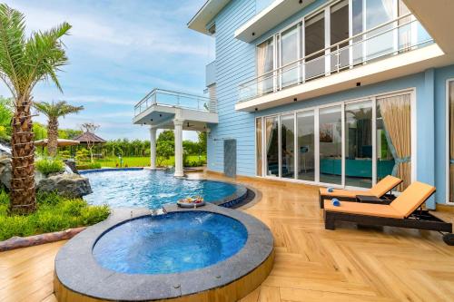 StayVista at Serenity Farms with Pool Lawn Bonfire & BBQ