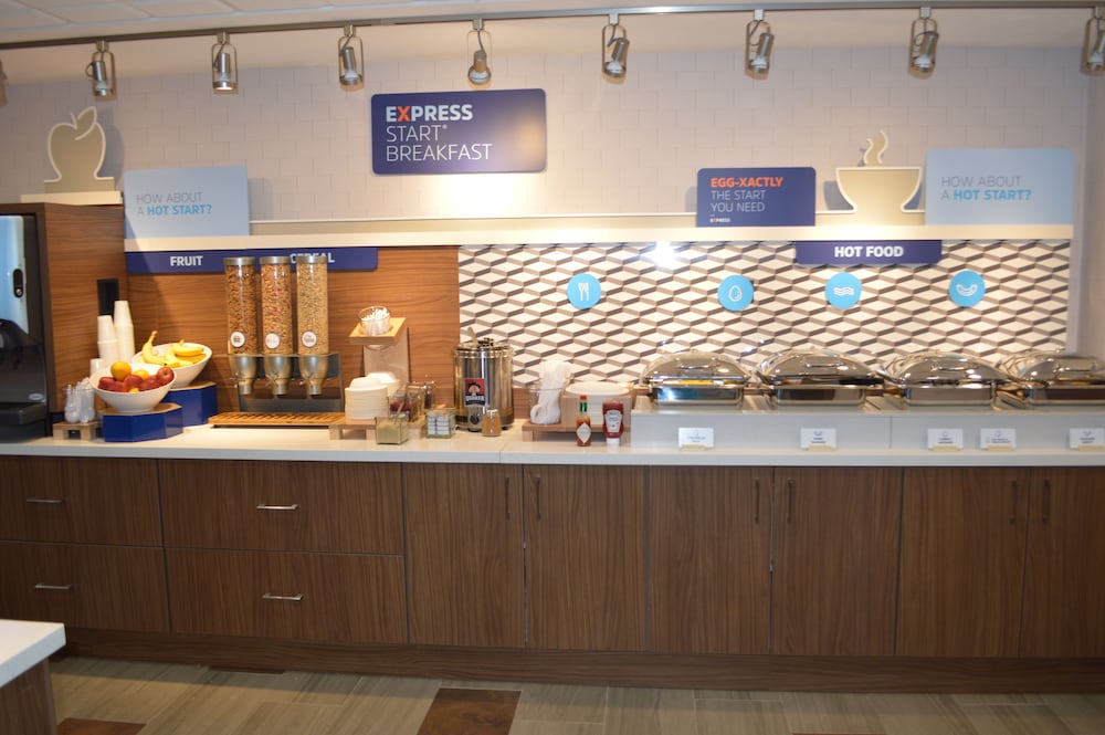 Holiday Inn Express Hotel & Suites Bismarck by IHG - photo 18