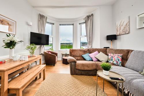 Family Seaside Apt with Bunk Room Dunluce Green 2 — 4-Star Luxury Hotel in Portrush, United Kingdom