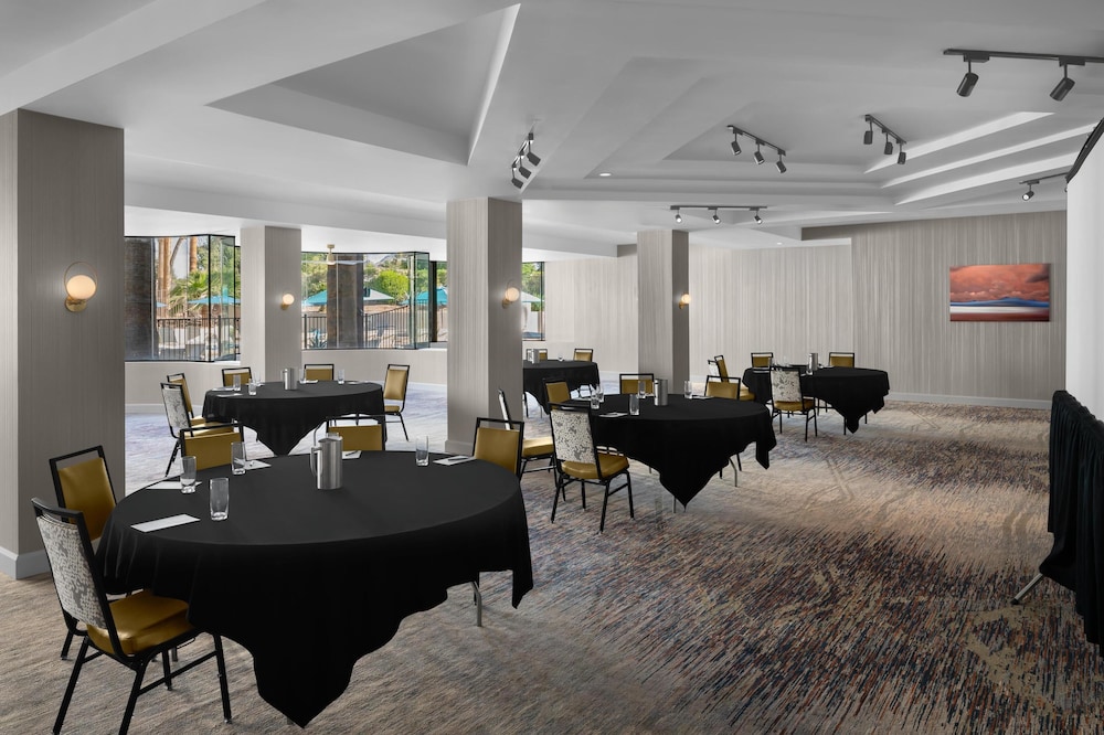 Embassy Suites by Hilton Phoenix Biltmore - photo 50