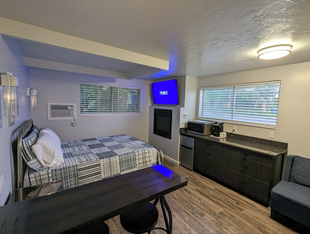 Majestic Rockies Motel - photo 13