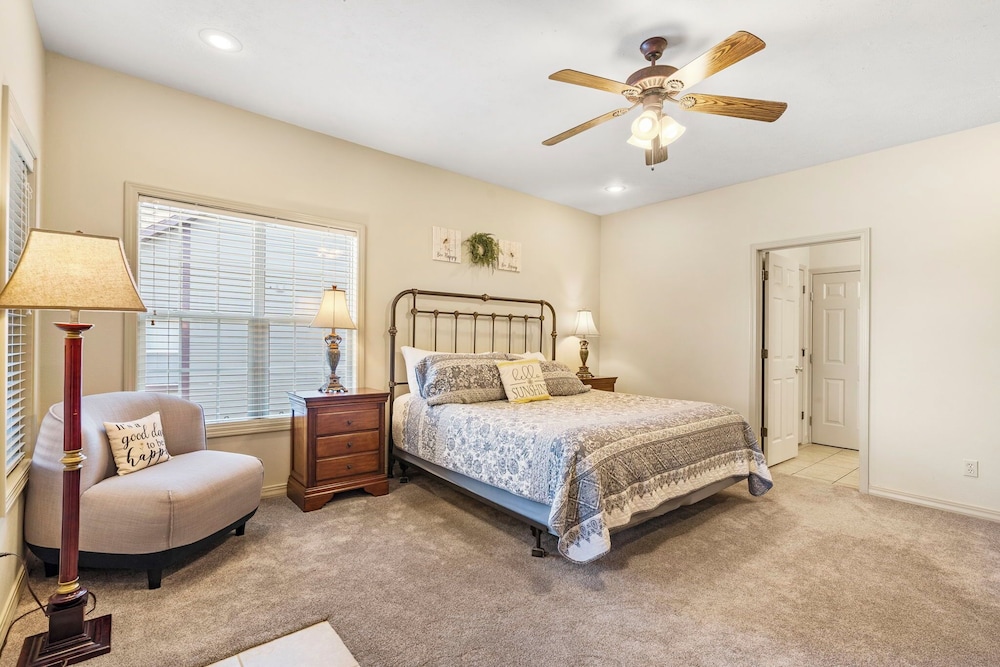 Honey Bee Inn w Communal Amenities & More - photo 6