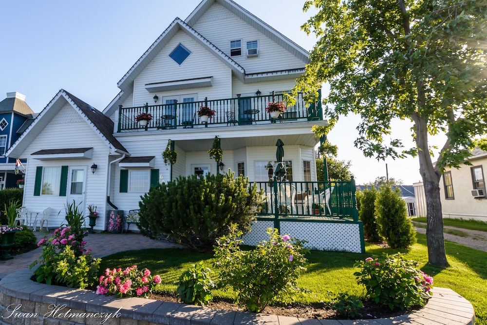 Waterfront Harbour B&B — 4-Star Luxury Hotel in Cold Lake, Canada