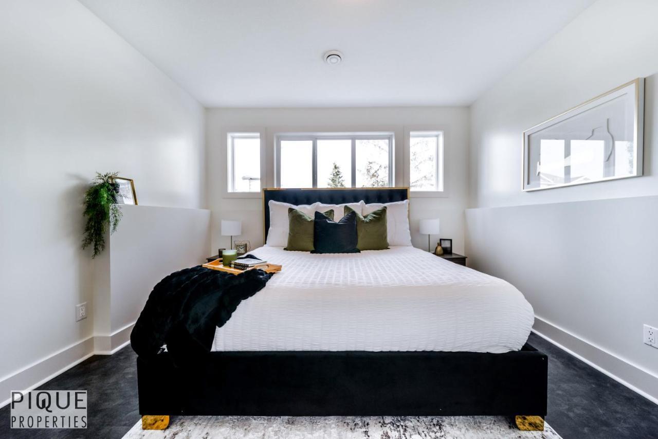 Stunning Modern Suite King Bed Free Parking & Netflix Fast Wi Fi Long Stays Welcome — 4-Star Luxury Hotel in Edmonton, Canada