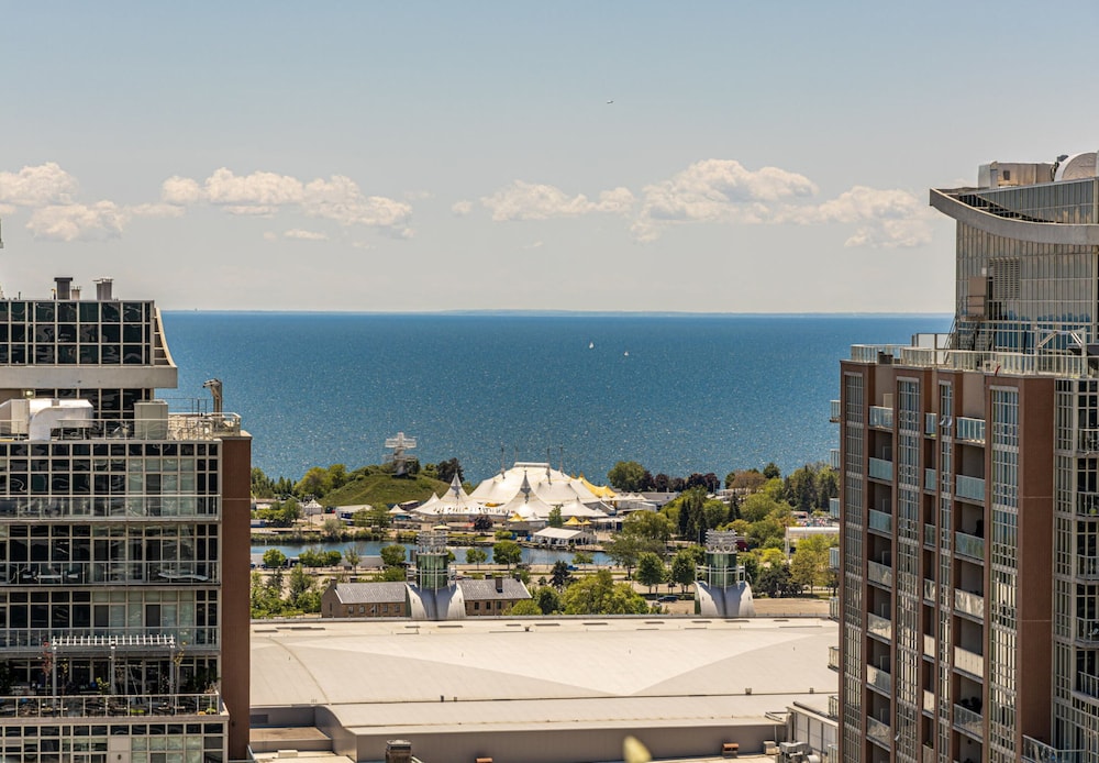1BR Penthouse w Lakeviews Pool Gym in Toronto, Canada