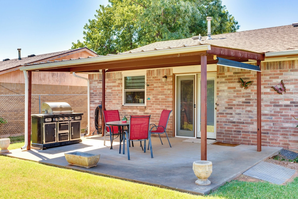 Cozy Oklahoma Retreat w Covered Patio & Gas Grill — hotel in Mustang