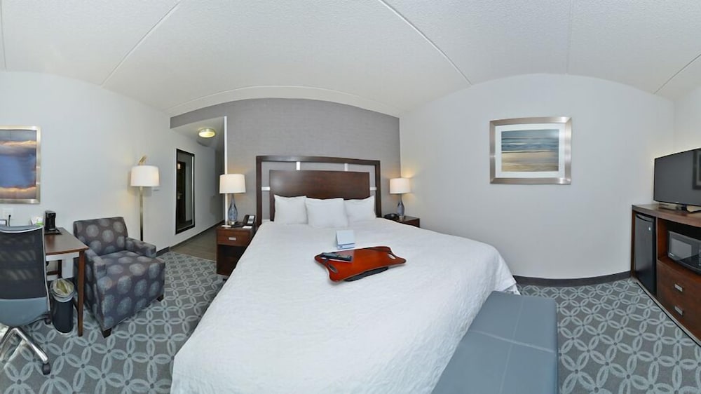 Hampton Inn & Suites Greensboro Coliseum Area - photo 8