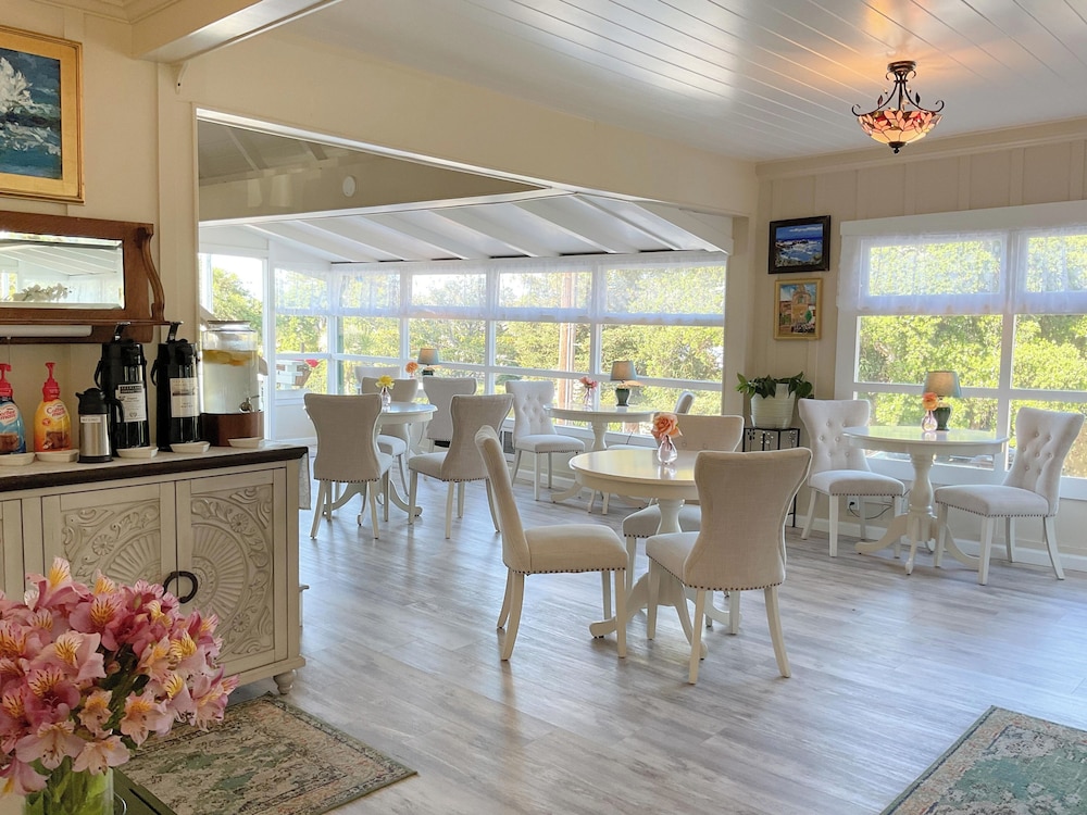 Carmel Green Lantern Inn - photo 4