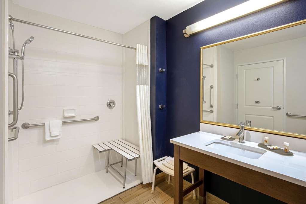 La Quinta Inn & Suites by Wyndham Kingman - photo 31