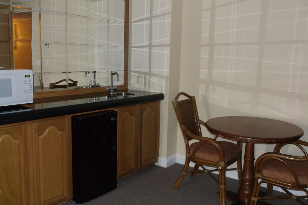 Days Inn & Suites by Wyndham Lake Okeechobee - photo 11