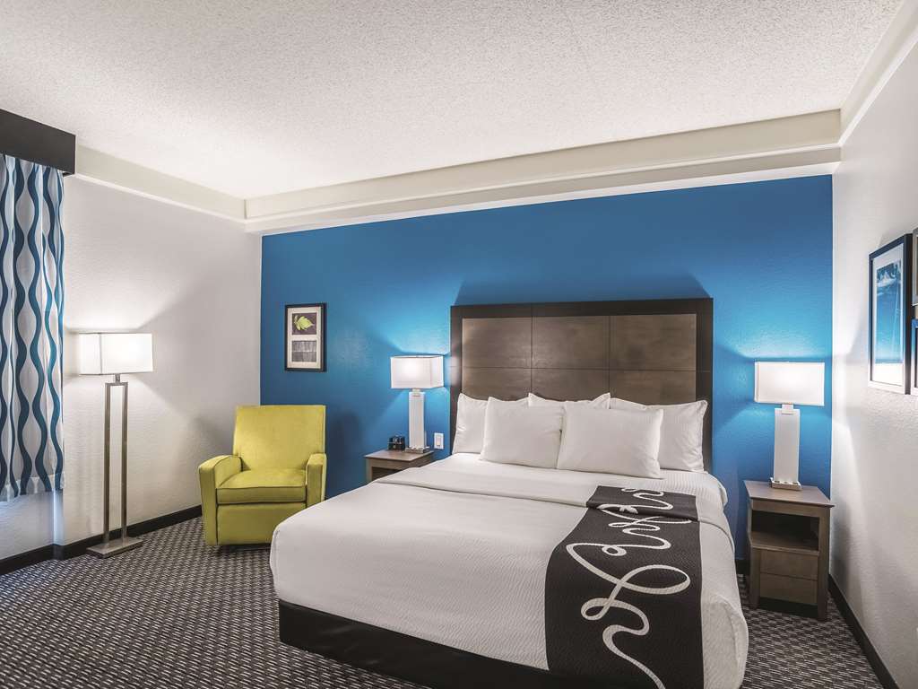 La Quinta Inn & Suites by Wyndham Phoenix Chandler - photo 30
