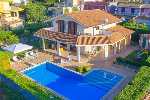 Villa Cottone 5 suite con piscina privata tra Palermo e Cefalù — 4-Star Luxury Hotel in Altavilla Milicia, Italy