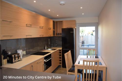 Chandos 4 Bedroom House 20 Mins to Centre — 4-Star Luxury Hotel in London, United Kingdom