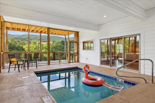 Private Pool Hot Tub Air Hockey Mountain Views Large Patio Brynwood Station — 4-Star Luxury Hotel in Sevierville, United States