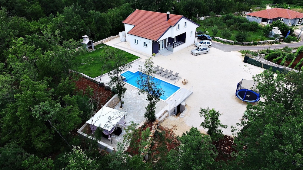 Holiday House Jelena — 4-Star Luxury Hotel in Podbablje, Croatia