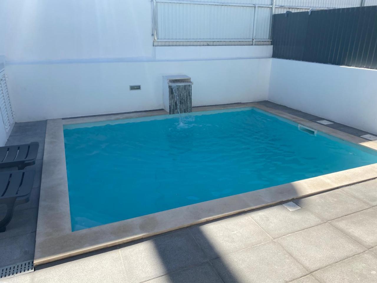 Summer Holiday — hotel in Seixal