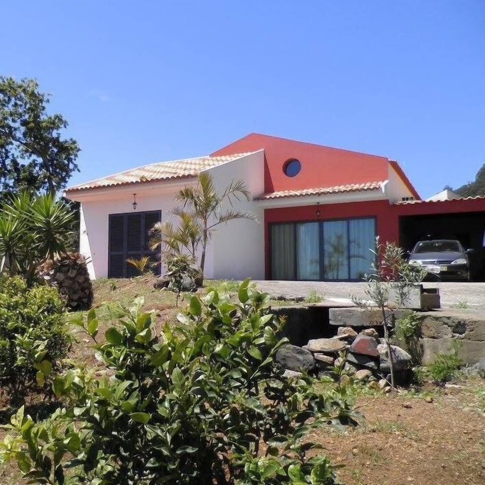 Villa Luz — 4-Star Luxury Hotel in Santa Cruz, Portugal