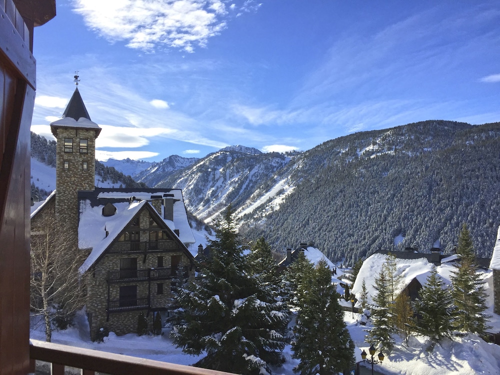 Esquiros by FeelFree Rentals — 4-Star Luxury Hotel in Vielha, Spain