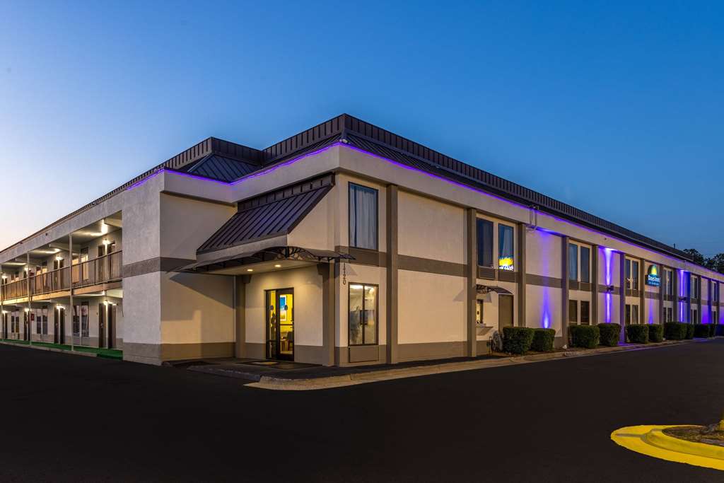 Days Inn & Suites by Wyndham Fort Bragg Cross Creek Mall - photo 5