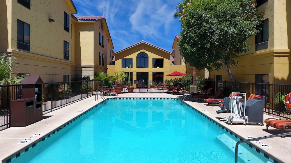 Hampton Inn & Suites Tucson Mall - photo 21