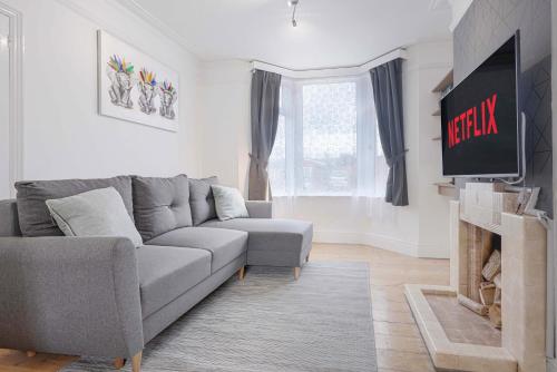 3 Bedroom House in City Centre Sleeps up to 7 Free Parking Fast Wifi Pool Table and SmartTV with SkyTV and Netflix by Yoko Property — 4-Star Luxury Hotel in Northampton, United Kingdom