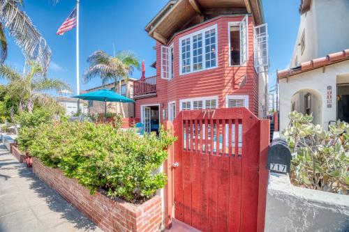 The Whalen House Steps from the Ocean — 4-Star Luxury Hotel in San Diego, United States