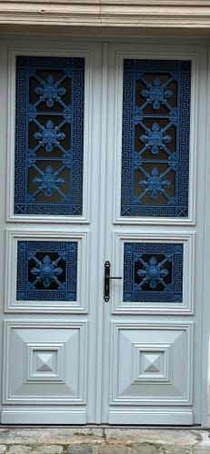 Les Portes Bleues — Ay