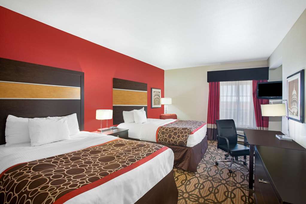 La Quinta Inn & Suites by Wyndham Pearsall - photo 31