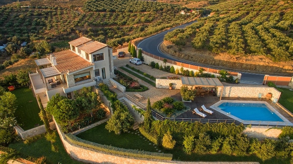 Luxury Villa Hara with private pool — 4-Star Luxury Hotel in Gazi, Greece