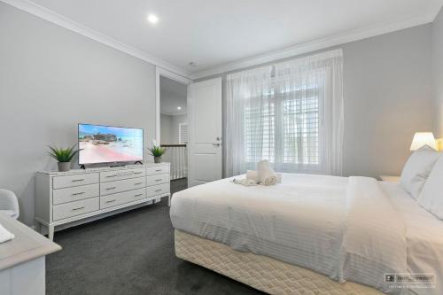 New Haven Eiffel Tower Suite — Banksia Beach — photo 2