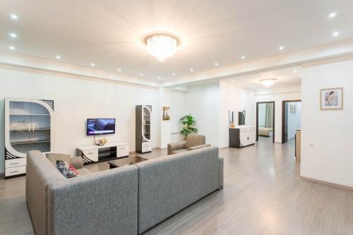 The Grand Apartment l