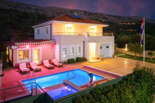 VILLA MILLA with private pool jacuzzi sauna gym max. 8 person — 4-Star Luxury Hotel in Srinjine, Croatia