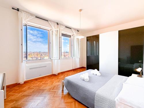 Vista Ghirlandina Attico Sul Tetto Del Centro Al Settimo Piano — 4-Star Luxury Hotel in Modena, Italy