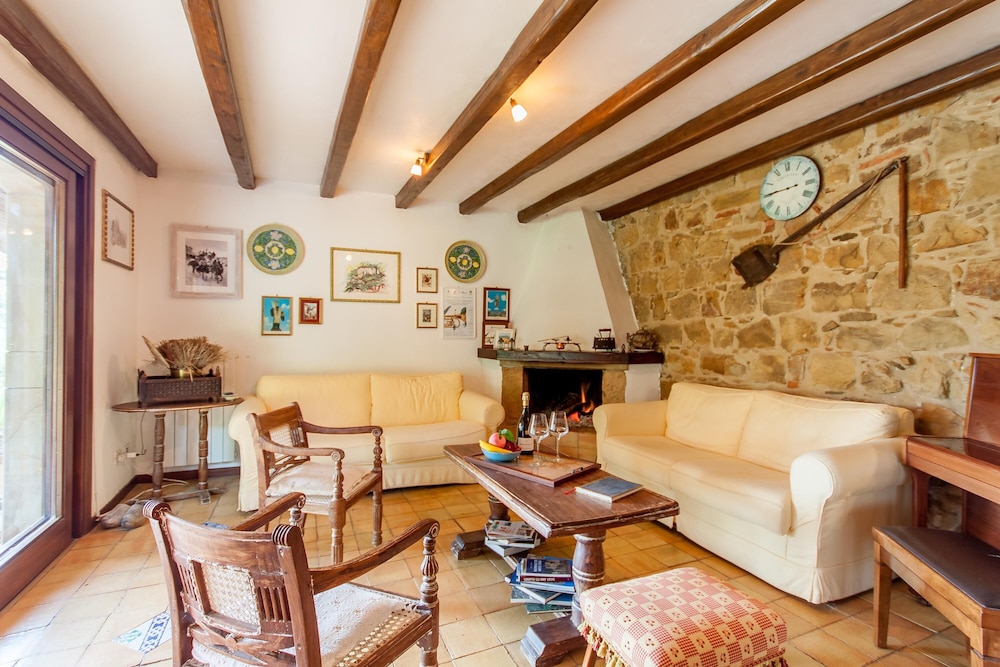 Villa Olmo With Private Pool — 4-Star Luxury Hotel in Castel Di Lucio, Italy
