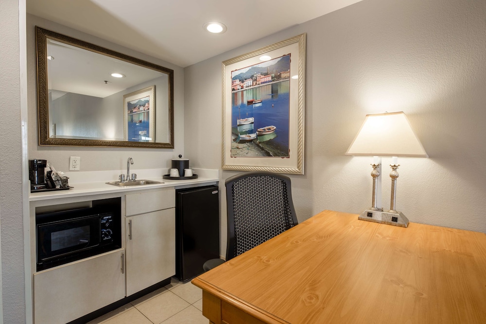 Hampton Inn & Suites Jacksonville Deerwood Park - photo 42