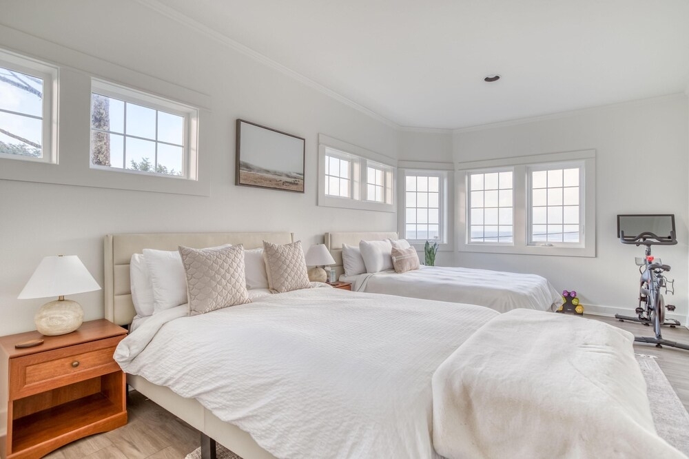 Hilltop Views Guest House — 4-Star Luxury Hotel in Lincoln, United States