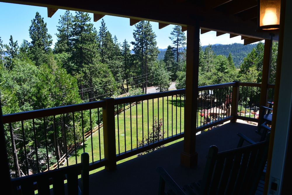 Callahan's Mountain Lodge - photo 8