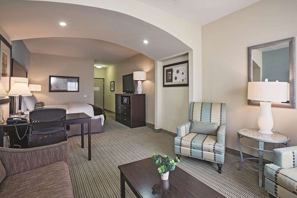 La Quinta Inn & Suites by Wyndham DFW Airport West Euless - photo 21