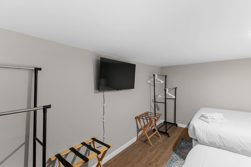 Beds on Broadmoor Two Units - photo 10
