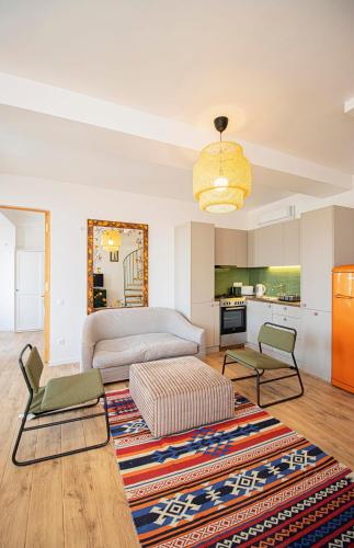 3BR Scenic Terrace Apt in Abanotubani By Wehost