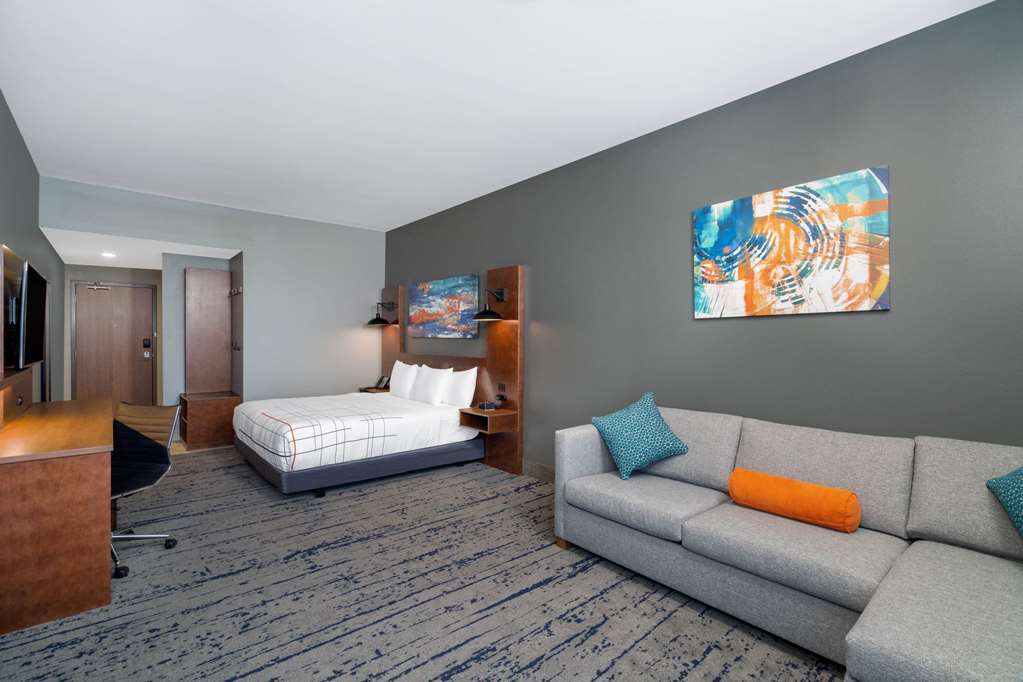 La Quinta Inn & Suites by Wyndham Louisville NE Old Henry Rd - photo 10