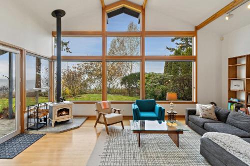 Sunny Blue Beach House — 4-Star Luxury Hotel in Bellingham, United States