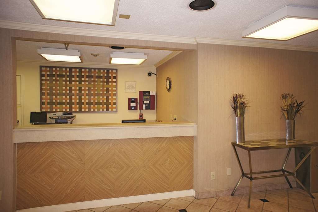 La Quinta Inn & Suites by Wyndham Tampa Brandon West - photo 6