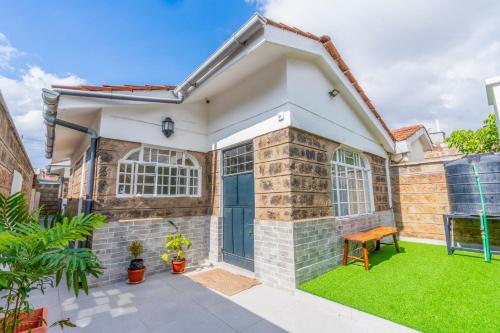 2BR Airport Boutique Apt Ideal for Transit Layovers Delayed Flights 10 Min From Airport