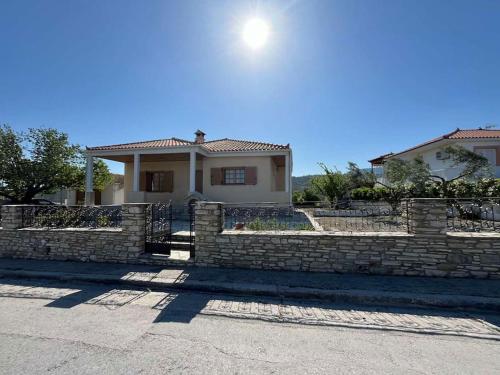 Rustic and Spacious House — 4-Star Luxury Hotel in Mytilinioi, Greece