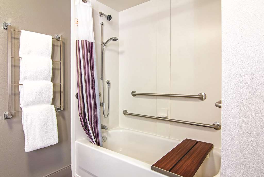 La Quinta Inn & Suites by Wyndham Orlando UCF - photo 35