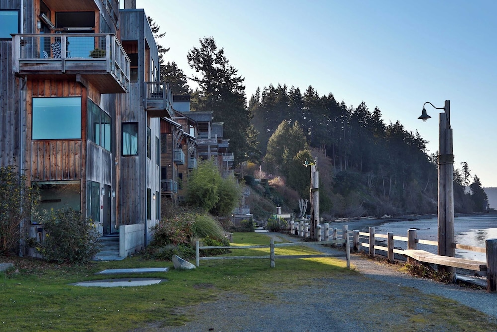 Langley Waterfront Condo By Avantstay A Views 19764153 — Langley