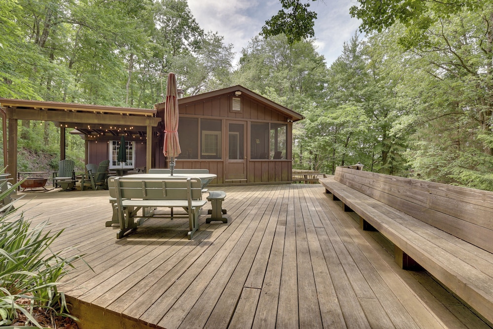 Peaceful Carrollton Retreat w Deck & Fire Pit in Carrollton, United States