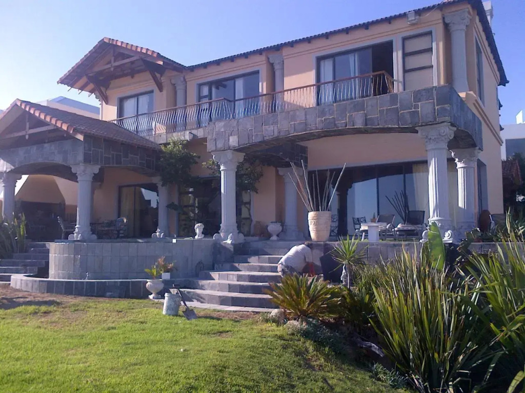 Beachfront House — 4-Star Luxury Hotel in George, South Africa