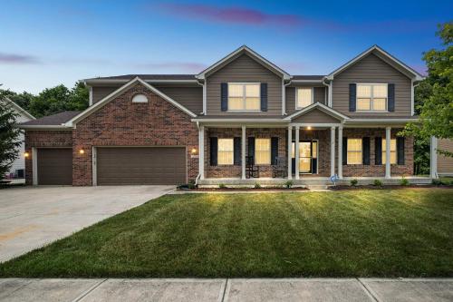 Incredibly Spacious Carmel Home with Fully Equipped Kitchen 4700 Sq Ft Sleeps 15 Pet Friendly home — 4-Star Luxury Hotel in Carmel, United States